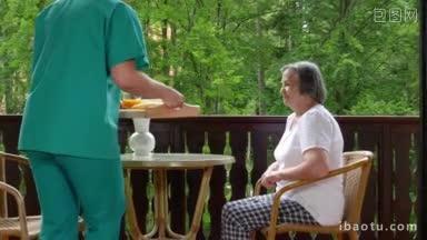 微笑的年轻<strong>护士</strong>在养老院为快乐的老年妇女提供早餐的Pan慢镜头